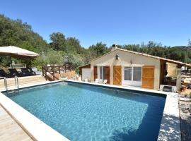 호텔 사진: Quaint Villa in Saint-Andre-de-Roquepertuis with Pool