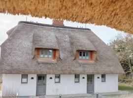 Hotel fotoğraf: Rantum Dorf - Ferienappartments im Reetdachhaus 1& 2