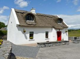 होटल की एक तस्वीर: Ballyglass Thatched Cottage