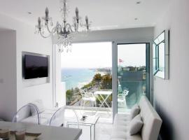 Хотел снимка: The White Pearl Suite - beach front city centre with sea view.