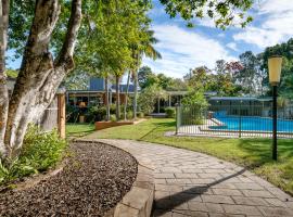 A picture of the hotel: Spacious Hideaway Retreat, Brookfield, Brisbane