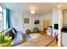 Hotel fotoğraf: Bright and Spacious 1 Bed Flat with Garden