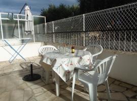 Hotel fotoğraf: Joli studio calme avec terrasse