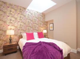 Hotel Photo: Lucy's Lodge- Most Stylish Apartment On Vibrant Bishy Road