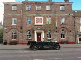 Hotel Photo: The Londesborough Arms bar with en-suite rooms