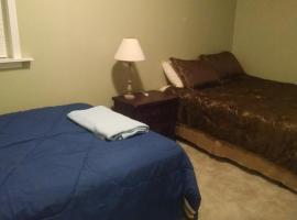 Hotel Photo: Entertain at riverfront property with pool & beds for 7