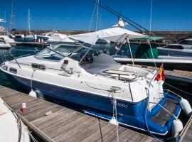 Cozy boat to unwind by the ocean, hotell i Puerto Calero
