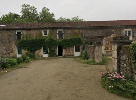 A picture of the hotel: Ferme Gite Equestre En Charente