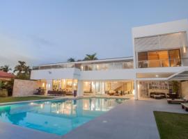 A picture of the hotel: Higuests Vacation Homes - Cocotal Villa 96