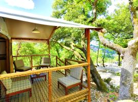 Cabanes Lodges Le Servière, hotel en Balazuc