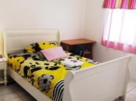 รูปภาพของโรงแรม: Cozy Bedroom Feel at Home - Female or Couple ONLY