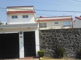 Casa privada para descanso, se renta para 8 personas completa Y tambien por habitacion con baño privado para 2 o 4 personas compartiendo areas comunes, hotel in Cuernavaca