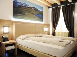 TOURING HOTEL & SPA, hotel i Edolo
