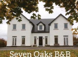 होटल की एक तस्वीर: Seven Oaks B&B