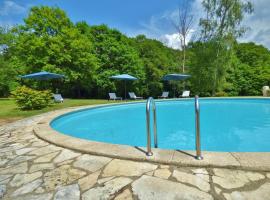 호텔 사진: Luxurious Holiday Home in Auvergne with private garden