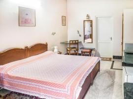 호텔 사진: Room in a bungalow in Chandpole, Jaipur, by GuestHouser 9127