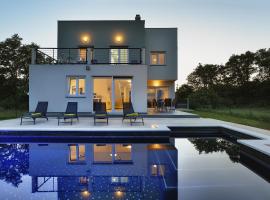 Holiday Home Dvori, hotel in Marčana