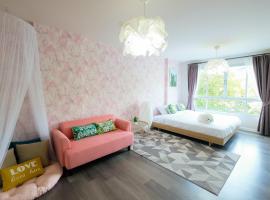 מלון צילום: Palm leaf and Pastel pink condo in Phuket town By PP