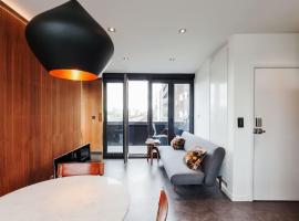 A picture of the hotel: 2BedDesigner Penthouse w/2 Balconies in Haggerston
