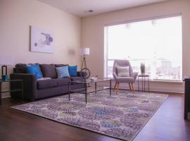 A picture of the hotel: LUXE & MODERN DOWNTOWN 1BR W/ BALCONY NEAR DINING