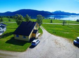 Fotos de Hotel: 1 Room in The Yellow House, close to Airport & Lofoten