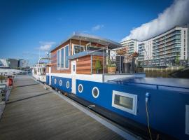 Hotel Foto: Barge At Titanic