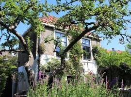 מלון צילום: Apple Tree Cottage - discover this charming home at beautiful canal in our idyllic garden