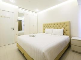 Hotel Photo: 1BR The Wave Apartment near Kota Kasablanka By Travelio