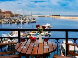 होटल की एक तस्वीर: Cosy seafront view apartment