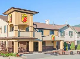 Super 8 by Wyndham Salmon Arm, hotel in Salmon Arm