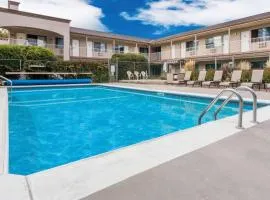 Super 8 by Wyndham Kelowna BC