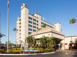 Ramada by Wyndham Kissimmee Gateway - Free Theme Park Shuttle, hotel in Orlando