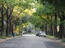Foto di Hotel: Relaxed Dallas Town House - On Katy Trail Near SMU