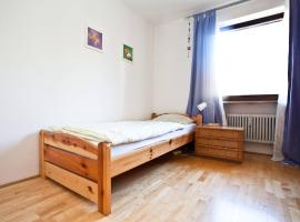 Фотография гостиницы: Room next to Oktoberfest in a shared 3 room apartment