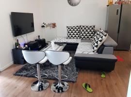 Hotel Photo: Appartement F2 avec jardin et jacuzzi