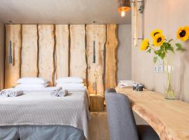 Foto di Hotel: Rustic Mid-Century Inspired Space