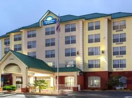 Days Inn & Suites by Wyndham Tucker/Northlake, готель у місті Такер