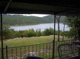 Foto di Hotel: Lake Front Vacation Home