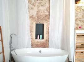 Hotel Photo: Suite Independiente de 45 m2 con bañera en pleno casco viejo