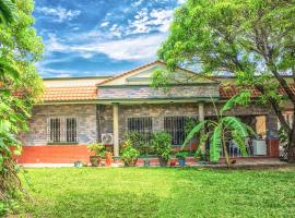 Foto do Hotel: Casa grande y privada, jardín & estacionamiento