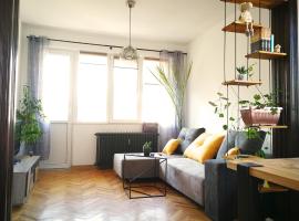 Hotel Photo: Sunny Downtown Apartment for 4