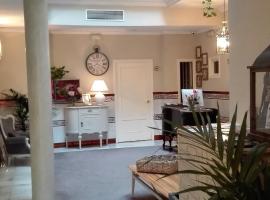 Le Petit Paris, hotel in Seville