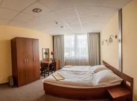 City Hotel B&B, reception 24 7, 800m od-from R1, free parking