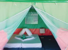 Koh Ngai Camping Restaurant @ Bar, hotell sihtkohas Ko Ngai