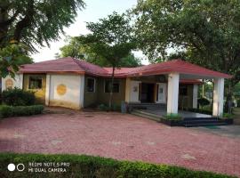 TOURIST VILLAGE KHAJURAHO, hotel en Khajurāho