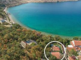 Hotel Foto: Holiday House Komadina with Whirlpool direct on the Beach in Lukovo