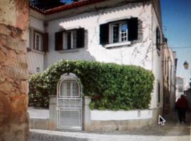 Hotel Photo: 3 Bedroom Town House - Historic Centre of Cascais. 100 mts from the beach and centre of Cascais