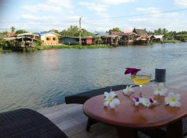 A picture of the hotel: เรือนริมน้ำรีสอร์ท