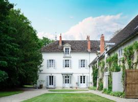 Hotel fotografie: Levernois Chateau Sleeps 20 Pool Air Con WiFi