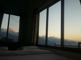 होटल की एक तस्वीर: Himalayan crown lodge